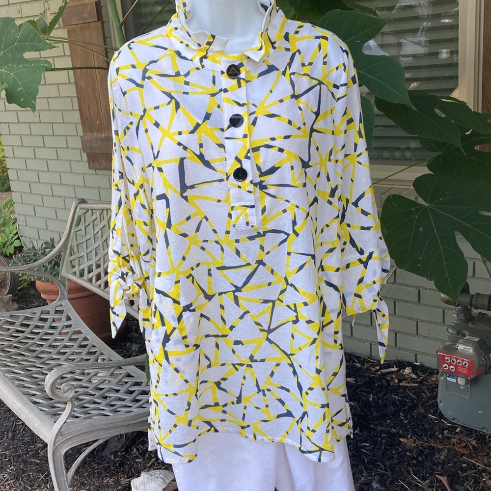 TERRA TUNIC w/pockets, size large. Yellow & navy on white. Light and airy.